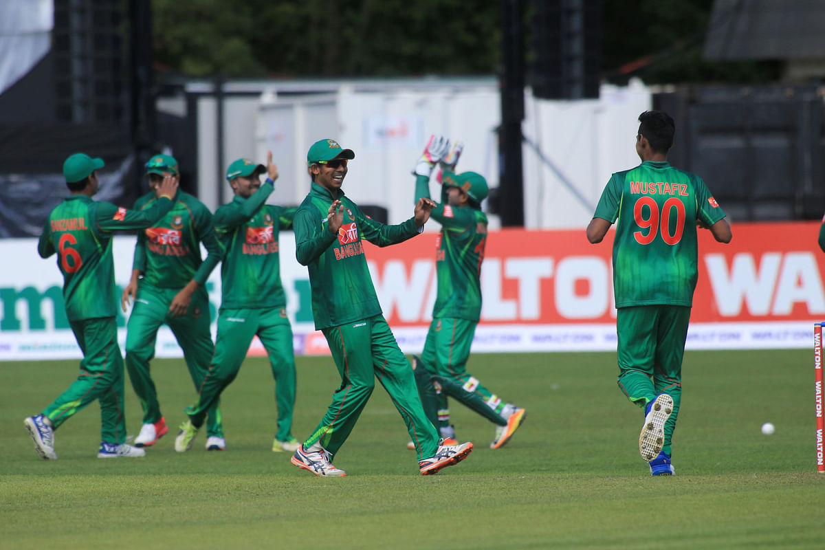 Mustafizur Rahman (R) celebrates with teammates during the fourth ODI match of the Ireland Tri-Nation Series between Ireland and Bangladesh at the Malahide Cricket Club in Dublin on May 19, 2017. Photo: AFP