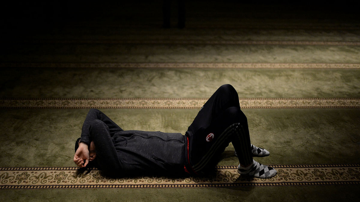 A Muslim American man rests after breaking fast and performing the Maghrib sunset prayer on the first day of Ramadan at the Islamic Cultural Center in Manhattan, New York, U.S., May 27, 2017. Photo: Reuters