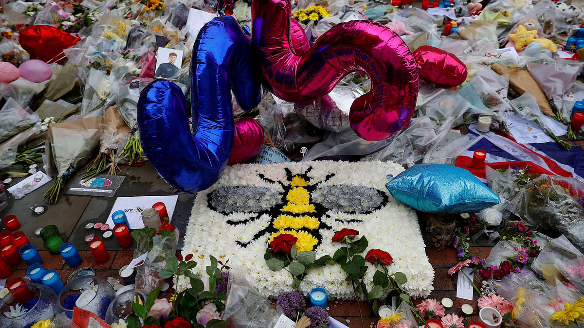 A tribute depicting a bee lies amongst floral tributes for the victims of the Manchester Arena attack, in St Ann`s Square, in central Manchester, Britain May 28, 2017. Photo: Reuters
