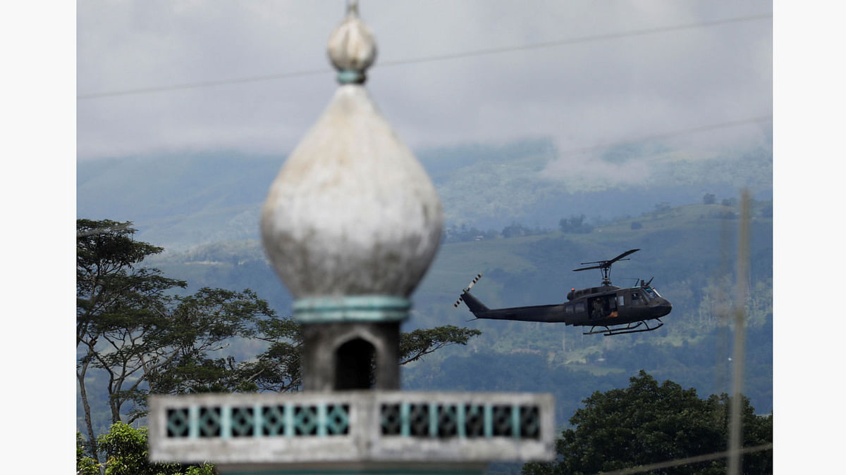 A military helicopter flies past a mosque in Marawi City in southern Philippines May 28, 2017. Photo: Reuters