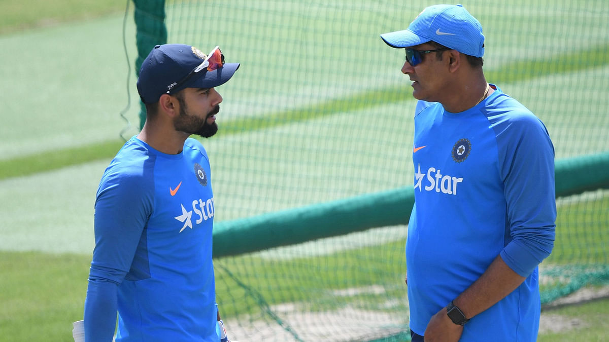 This file photo taken on March 24 shows India coach Anil Kumble (R) talking with captain Virat Kohli during a training session on the eve of a Test match between India and Australia at the Himachal Pradesh Cricket Association Stadium in Dharamsala. AFP