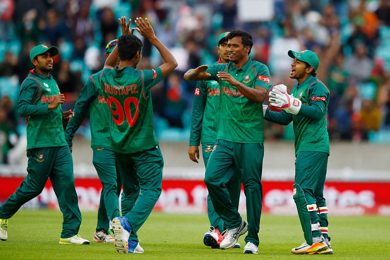 Bangladesh`s Rubel Hossain (2nd R) celebrates taking the wicket of Australia`s Aaron Finch (not pictured) Action Images via Reuters