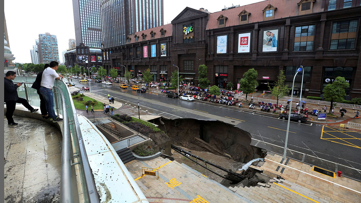 People look at the part of road that collapsed in Nantong, Jiangsu province, China June 10, 2017. Photo: Reuters