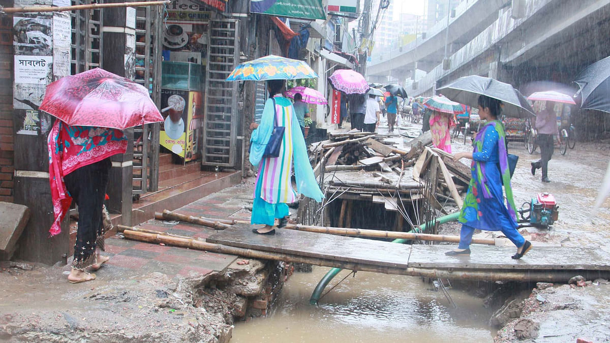 Pedestrians are seen in Malibag area. Photo: Focus Bangla