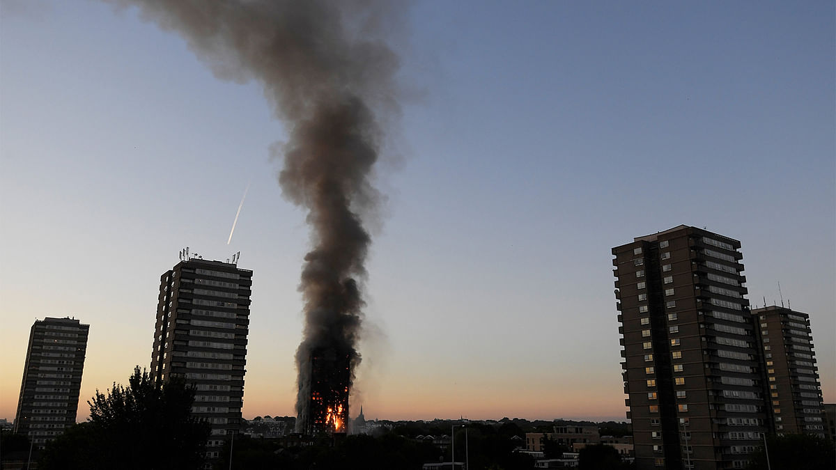 Flames and smoke billow as firefighters deal with a serious fire in a tower block at Latimer Road in West London, Britain June 14, 2017. Photo: Reuters