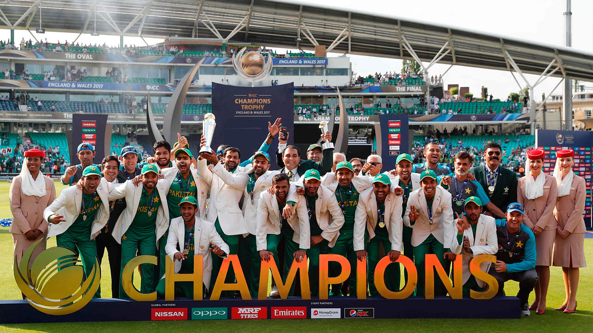 Mohammad Hafeez (CL) lifts the trophy as Pakistan players celebrate their win at the presentation after the ICC Champions Trophy final cricket match between India and Pakistan at The Oval in London on June 18, 2017. AFP