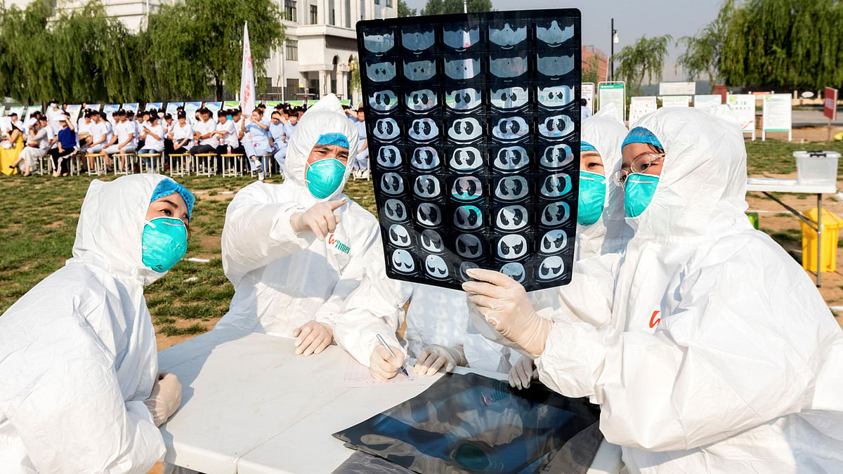 People participate in an emergency exercise on prevention and control of H7N9 bird flu virus organised by the Health and Family Planning Commission of the local government in Hebi, Henan province. Reuters