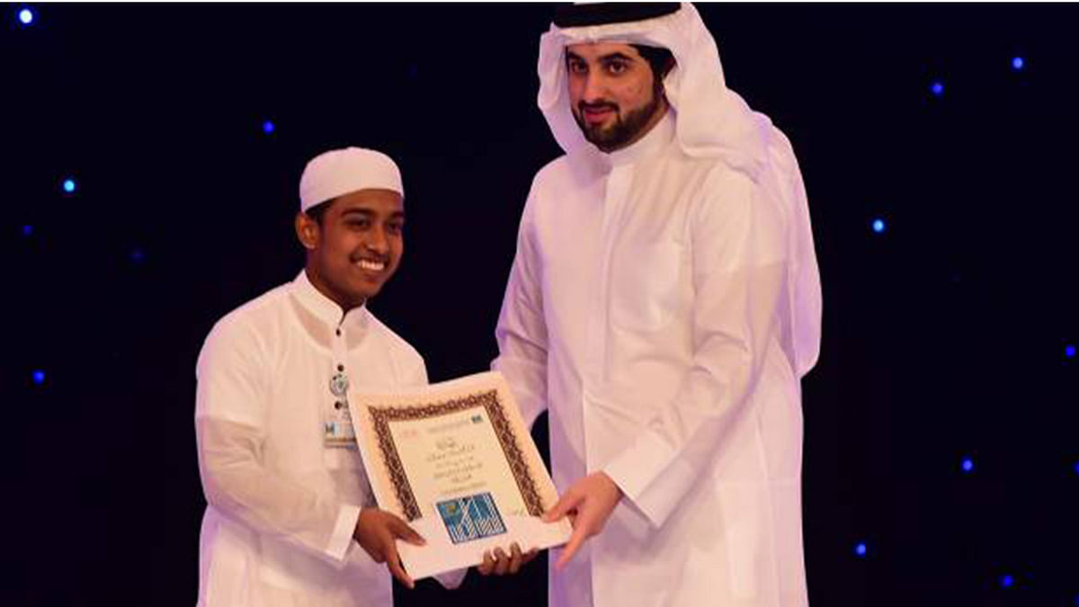 Shaikh Ahmad Bin Mohammad Bin Rashid Al Maktoum hands over the award to Mohammad Tariq Al Islam. Photo: Gulf News