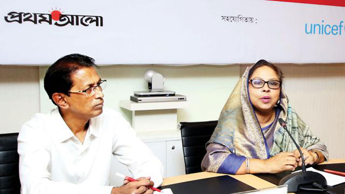 State minister for women and children’s affairs Meher Afroze Chumki speaking during the roundtable titled ‘Early child growth and care’, organized by Prothom Alo with support from Unicef at the Prothom Alo’s Karwan Bazar office in the capital city on Sunday. Photo: Prothom Alo