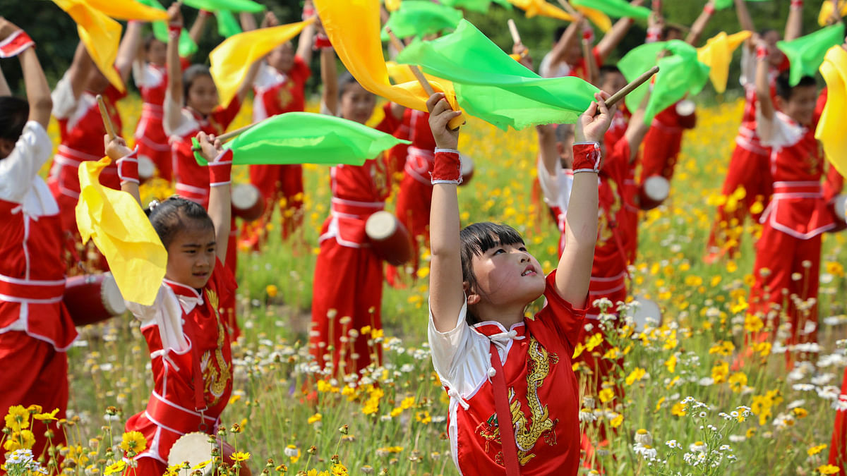 Primary school students perform waist drums at Hushan Great Wall area in Dandong, Liaoning province, China, June 18, 2017. Reuters