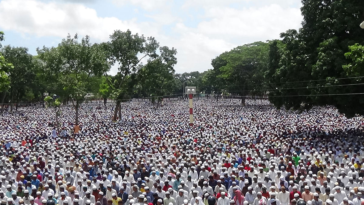 The country’s largest Eid prayer gathering head peacefully at Kishoreganj Sholakia. Photo: Tafsilul Aziz