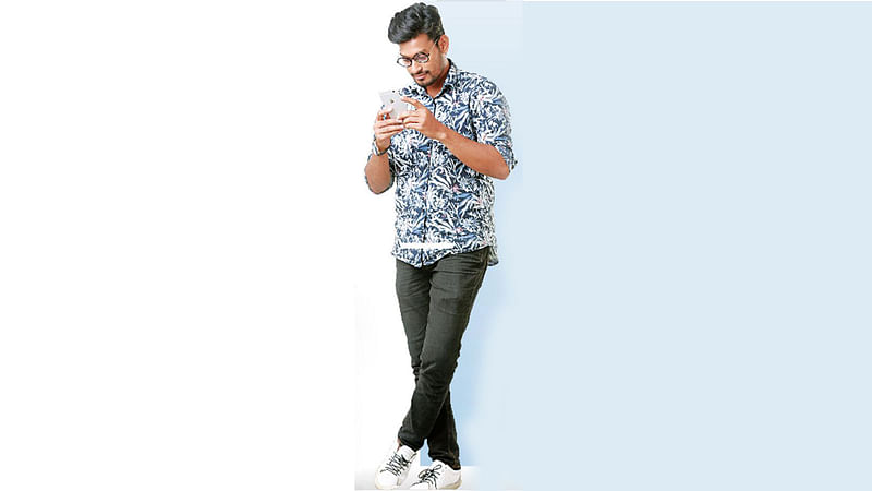 Youth spend 80 mins a day in internet adda. Photo: Prothom Alo