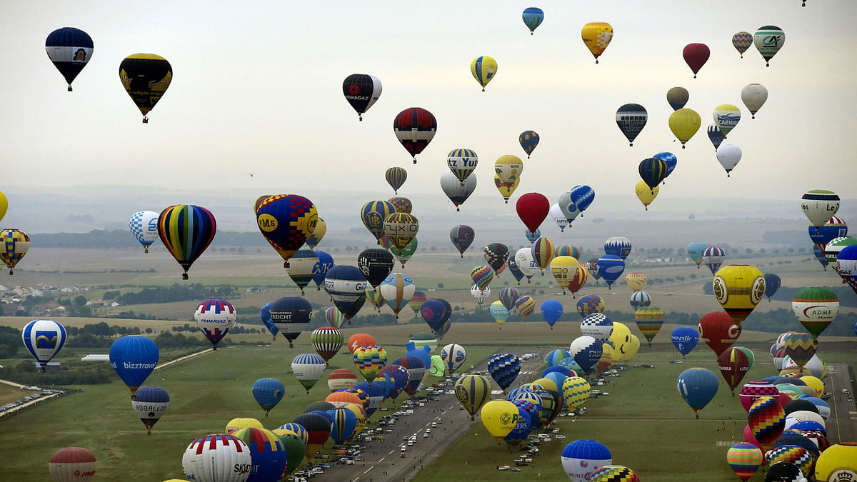 A picture taken on July 28, 2017 shows an aerial view of hot air-balloons at Chambley-Bussieres airbase, near Hageville, eastern France, before the world record attempt of the biggest line with 456 balloons on July 28, 2017 as part of the biennal event `Mondial Air Ballons`, an international air-balloon meeting. AFP
