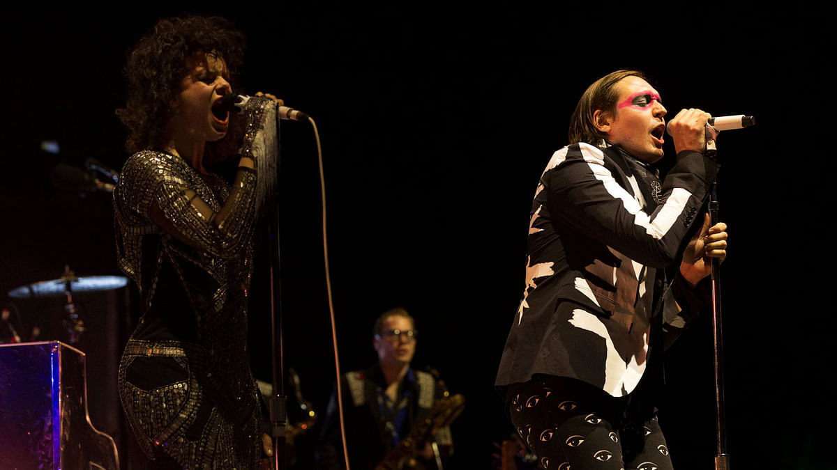 Lead vocalist Win Butler (R) and his wife Regine Chassagne of rock band Arcade Fire perform at the Coachella Valley Music and Arts Festival in Indio, California, US 13 on April, 2014.Photo: Reuters