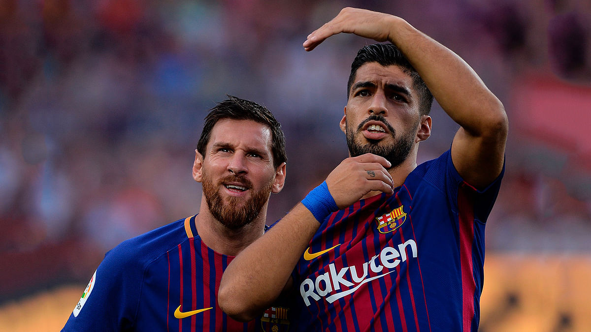 Barcelona`s Argentinian forward Lionel Messi (L) and Barcelona`s Uruguayan forward Luis Suarez look on during the 52nd Joan Gamper Trophy friendly football match between Barcelona FC and Chapecoense at the Camp Nou stadium in Barcelona on August 7, 2017. AFP