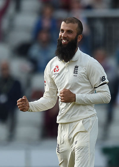 England player Moeen Ali celebrates the dismissal of South Africa`s batsman Duanne Olivier on day 4 of the fourth Test match between England and South Africa at Old Trafford cricket ground in Manchester on 7 August, 2017. Photo: AFP
