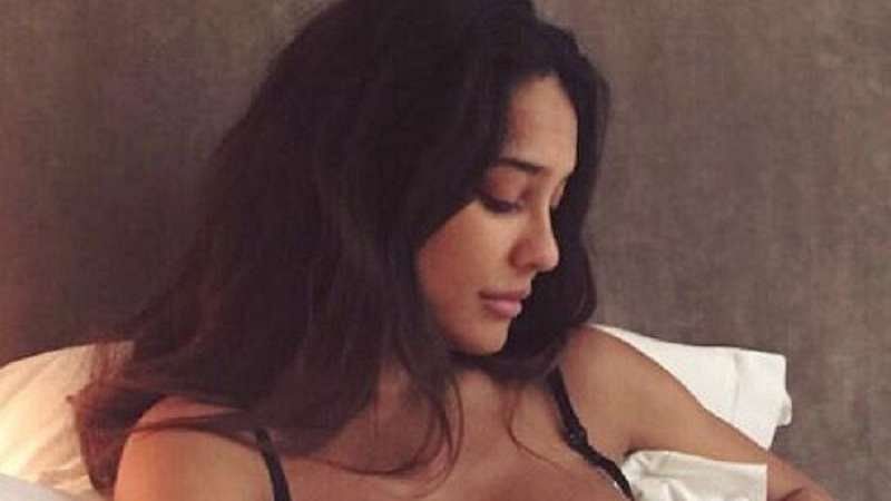 Lisa Haydon posted a breastfeeding image with her three-month-old son on social media. Photo: Collected