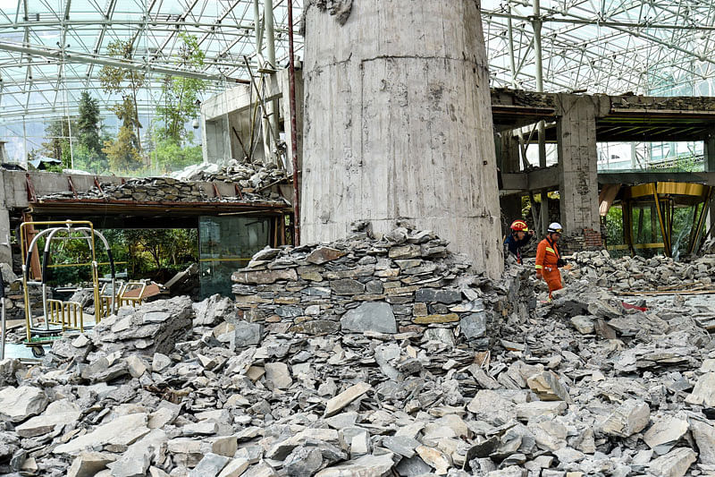 This photo taken on 10 August, 2017 shows rescuers walking through the damaged InterContinental Resort Jiuzhai Paradise in Jiuzhaigou in China`s southwestern Sichuan province, after a 6.5-magnitude earthquake struck the province late on 8 August. Photo: AFP