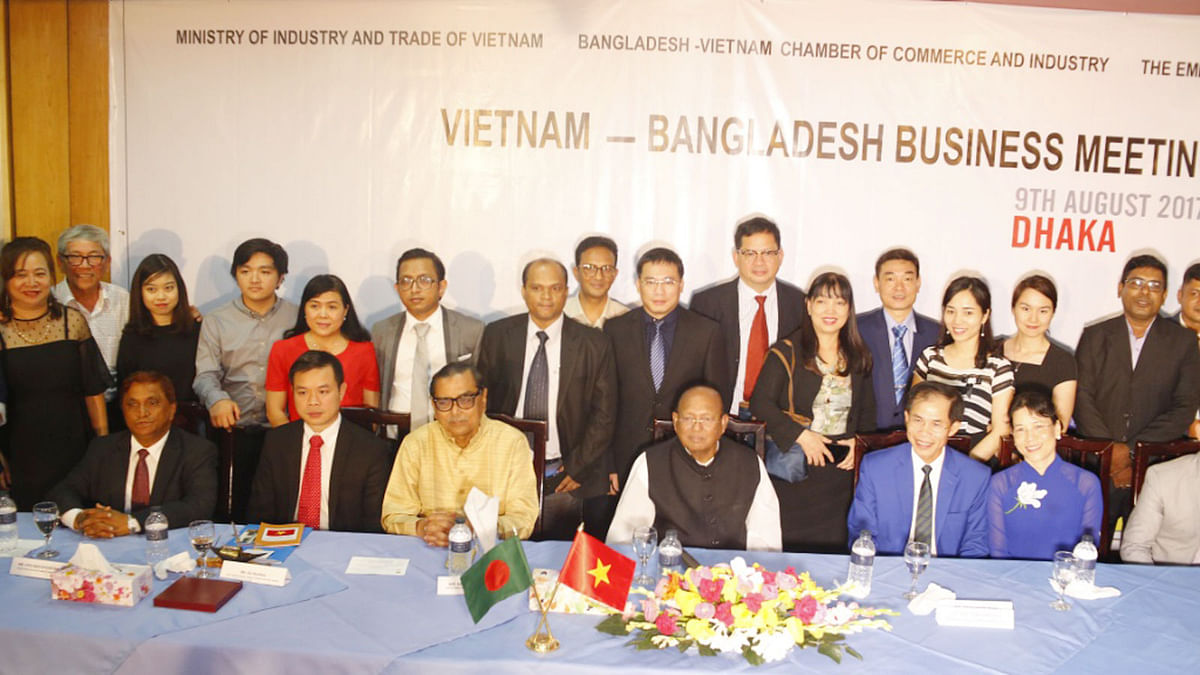 Commerce minister Tofail Ahmed, and tourism minister Rashed Khan Menon pose with visiting Vietnam business team and others.
