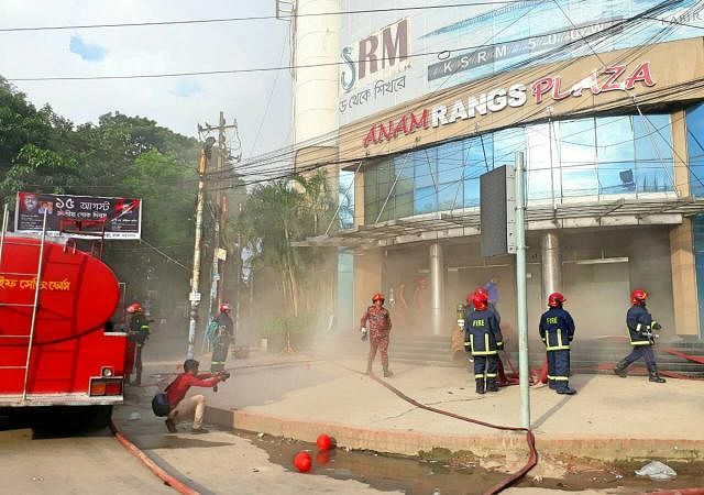 Anam Rangs Plaza in Dhanmondi catches fire on Sunday afternoon in the capital. Photo: Sabina Yeasmin