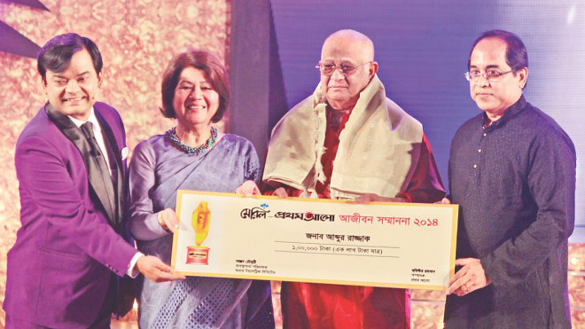 Razzak honoured with Meril-Prothom Lifetime Achievement Award in 2014