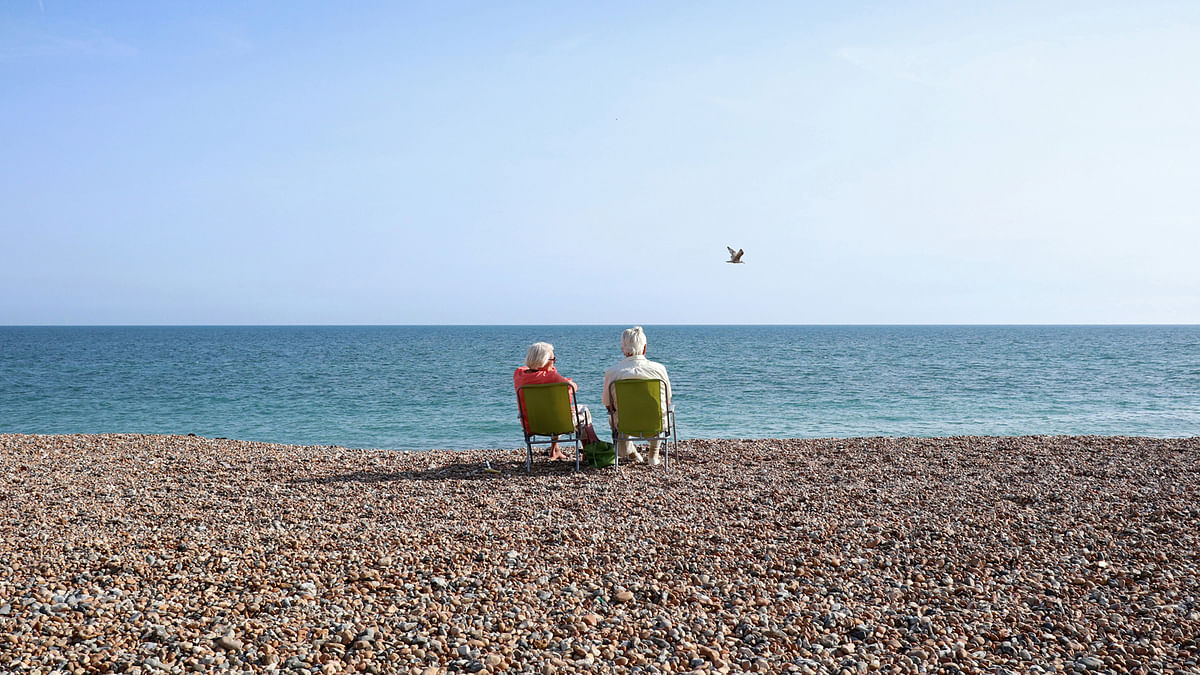 A couple sit on the beach and look out to sea on the August bank holiday weekend in Worthing, Britain, 26 August 2017.  Photo: Reuters