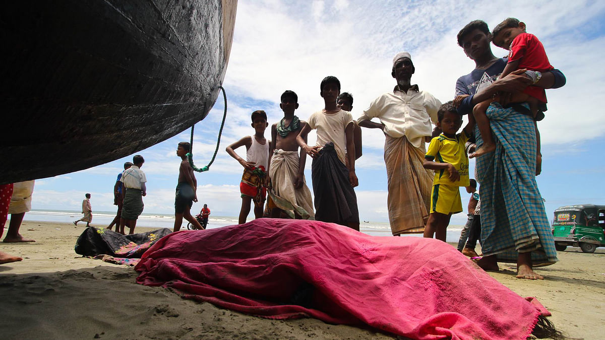 Trawler carrying Rohingyas sank off the shore at Shah porir daip of Bangladesh. The dead body of drowned Anwara Begum lies on the shore. Photo: Abdus Salam
