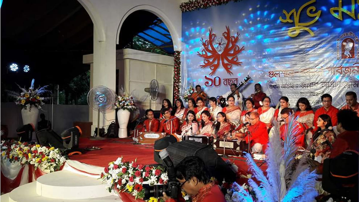 Singers at Gulashan-Banani Sarbajanin Puja Mandap singing at the occasion of Mahalaya, where Goddess Durga is invoked. Photo: Prothom Alo