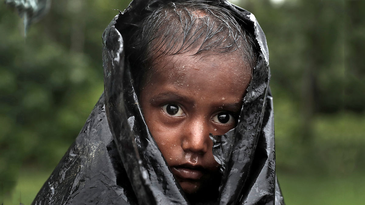 A Rohingya refugee boy waits for aid in Cox`s Bazar, Bangladesh. Photo: Reuters