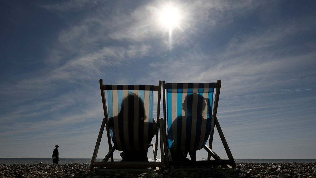 Sunbathers relax in deckchairs on the beach in Brighton, Britain, 23 September 2017. Photo: Reuters