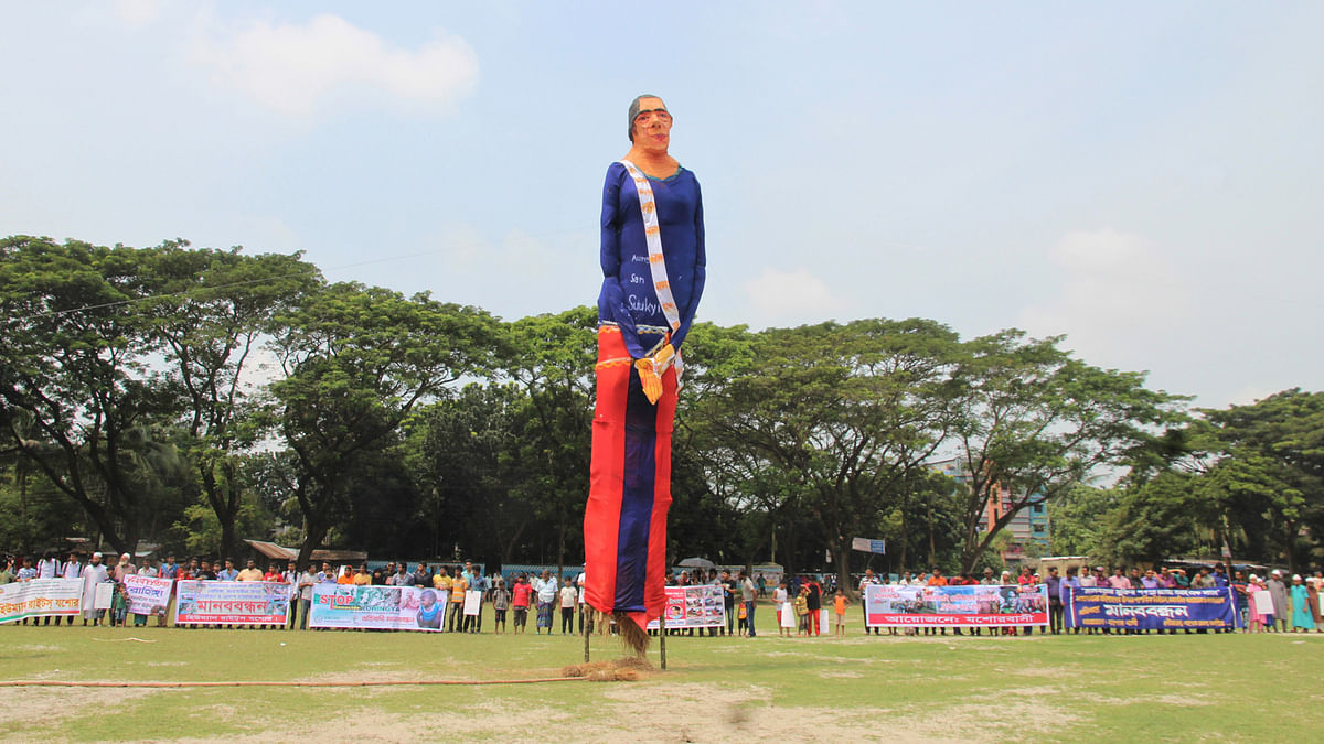 Participants torch the effigy of Myanmar`s State Counsellor Aung San Suu Kyi at Jessore Upashohor Degree College ground on Monday protesting the atrocity on Rohingyas. Photo: Ehsan-Ud-Doula