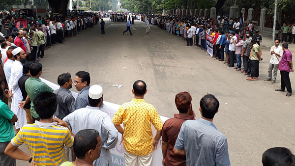 A human chain was formed on the Dhaka University campus on Tuesday, demanding an end to persecution of Rohingyas in Rakhine state of Myanmar and repatriation of the Rohingyas who fled to Bangladesh, to their homeland. Photo: Hasan Raja
