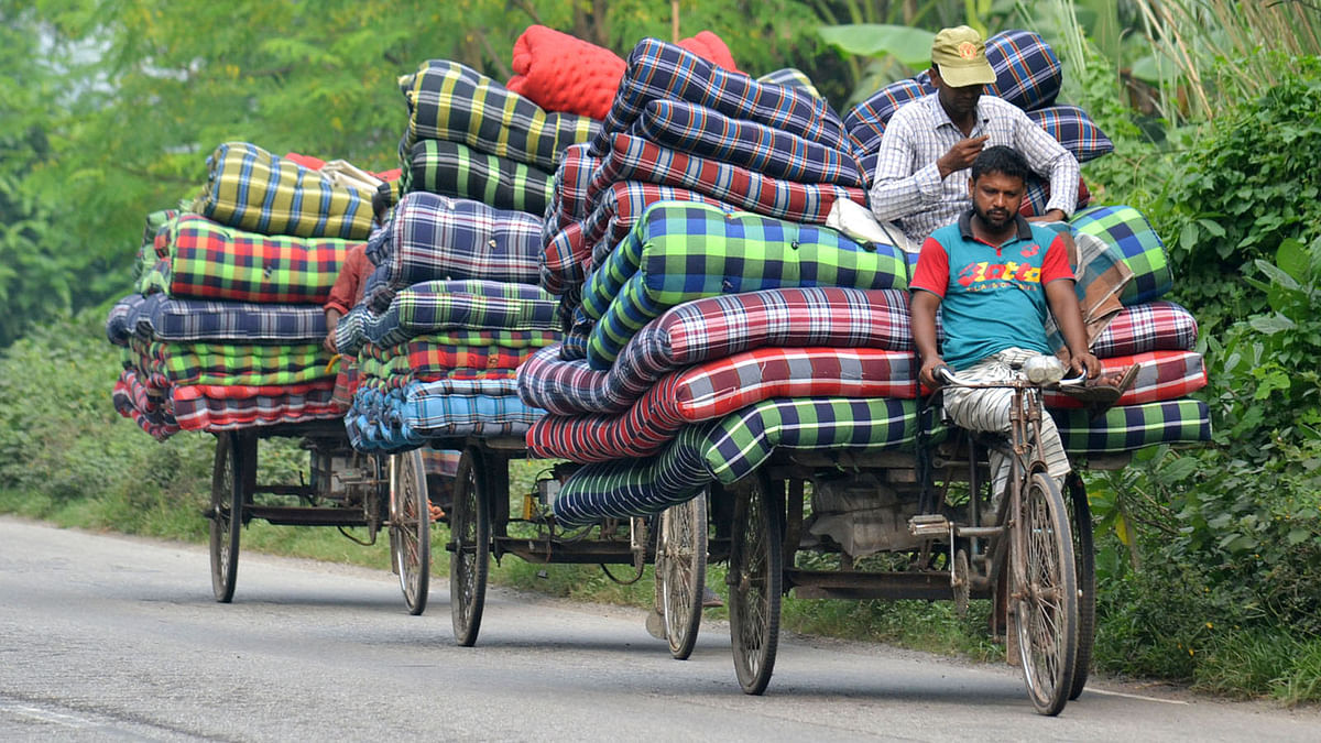 Quilt traders sell their products in various places of Ishwardi, Pabna. The quilts range from Tk 500 to Tk 800. Photo: Hasan Mahmud