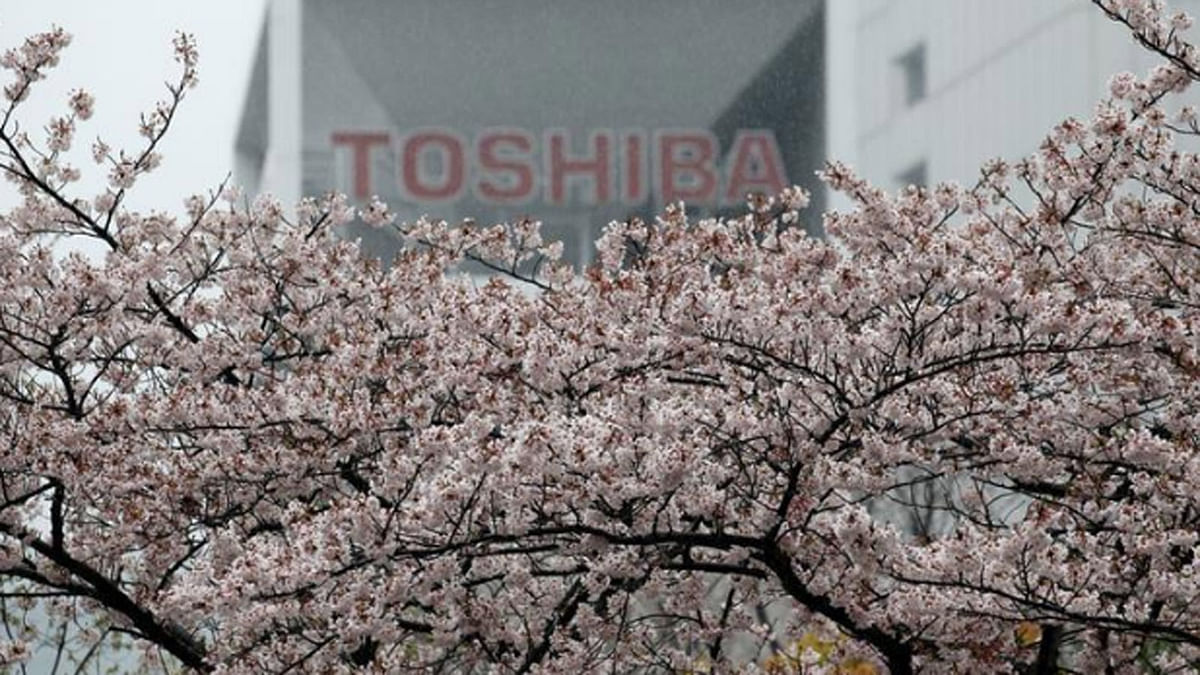 The logo of Toshiba Corp is seen behind cherry blossoms at the company's headquarters in Tokyo, Japan April 11, 2017. Reuters File Photo