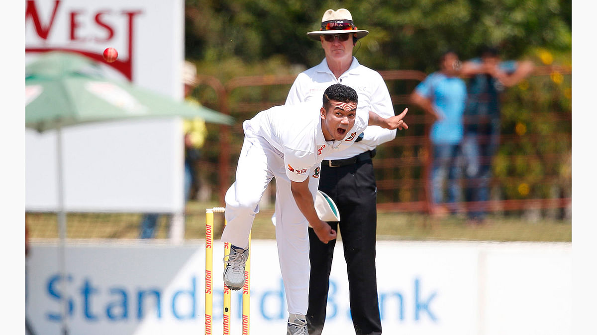 Bangladesh bowler Taskin Ahmed bowls on South African batsman Dean Elgar (not in picture) during the first day of the first Test Match between South Africa and Bangladesh on 28 September, 2017 in Potchefstroom, South Africa. Photo: AFP
