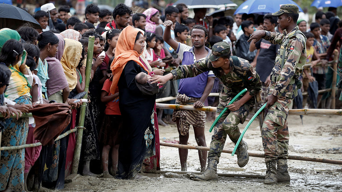 Rohingya refugees queue for aid in Cox`s Bazar, Bangladesh, 28 September, 2017. Photo: Reuters