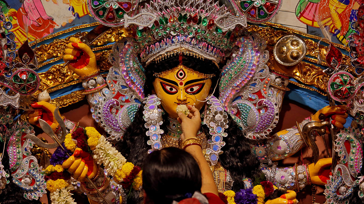 A devotee offers sweets to an idol of the Hindu goddess Durga while offering prayers on the last day of the Durga Puja festival in Kolkata, India, 30 September 2017. Photo: Reuters