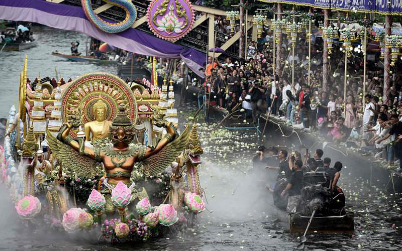 People throw lotus flowers at a floating statue of Buddha during the Rab Bua (Lotus Receiving) festival to mark the end of Buddhist Lent in the central Thai province of Samut Prakan on 4 October 2017. Photo: AFP