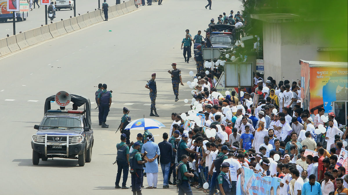 Party leaders and workers line the road to greet prime minister and Awami League president Sheikh Hasina upon her return to the country. 7 October, Airport Road, Dhaka. Photo: Ashraful Alam