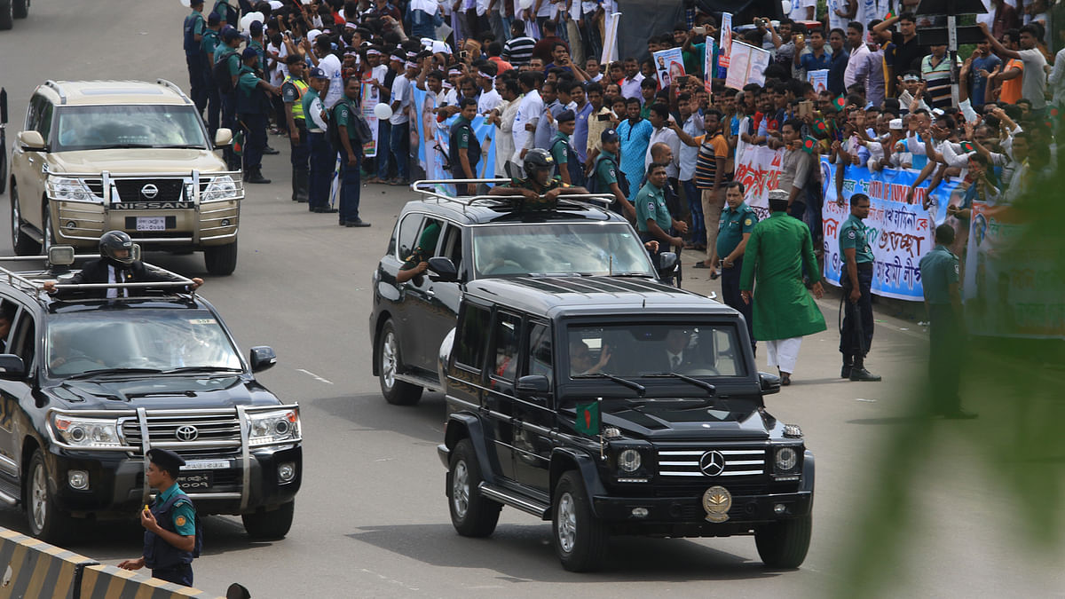 Prime minister and Awami League president Sheikh Hasina en route Gana Bhaban from the airport. 7 Octtober, Airport Road, Dhaka. Photo: Ashraful Alam