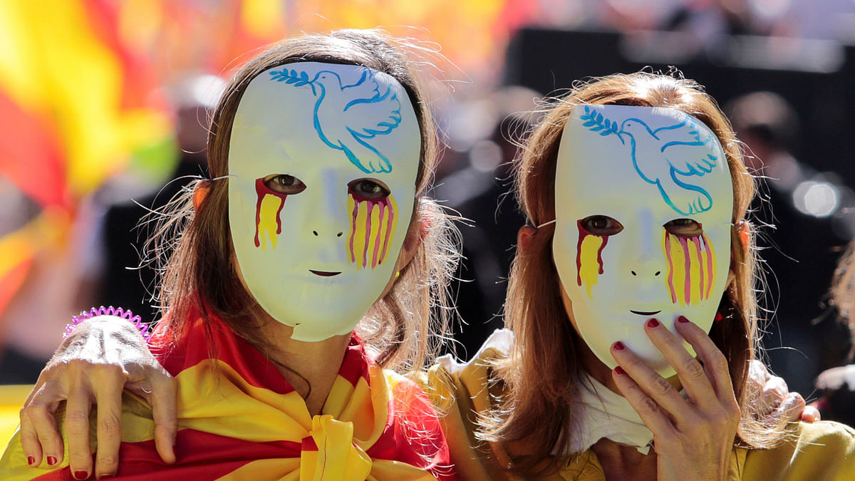 Women wear masks during a pro-union demonstration organised by the Catalan Civil Society organisation in Barcelona, Spain, 8 October, 2017. Photo: Reuters