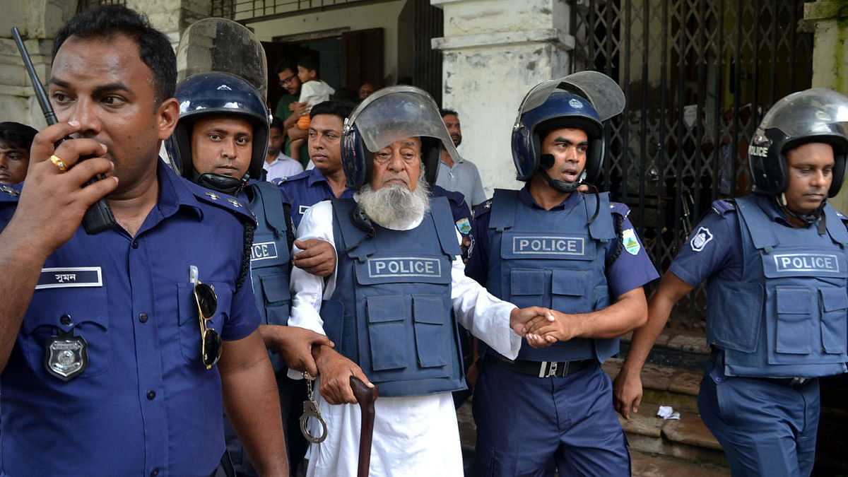 Jamaat leader Maulana Abdus Subhan, sentenced to death for crimes against humanity, has been brought to court in another case. 10 October, Pabna district judge court premises. Photo: Hasan Mahmud