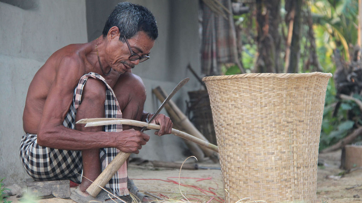 This bamboo and cane basket is used to store rice. It’s called a ‘kharang’ in Tripura language. With harvest time in the hills, there’s a big demand for ‘kharang’. 10 October, Taibaglai, Khagrachhari sadar. Photo: Nirab Chowdhury