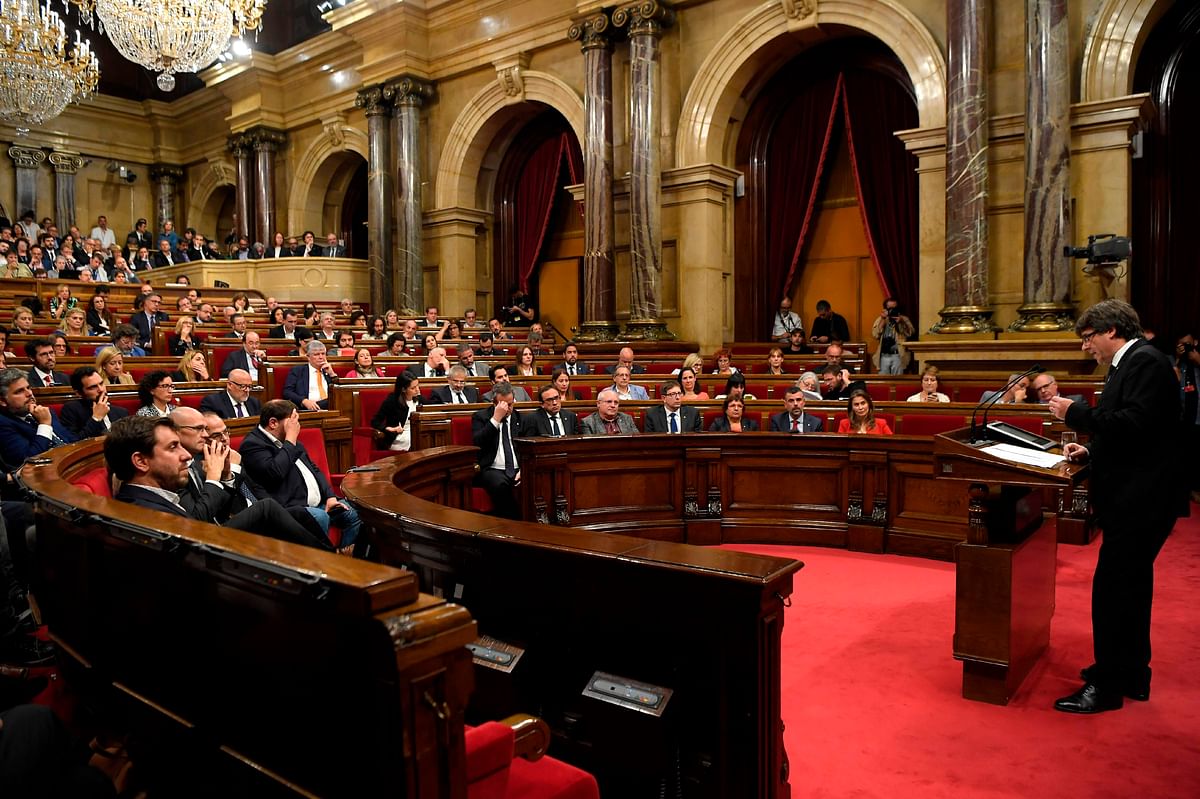 Catalan regional government president Carles Puigdemont (R) gives a speech at the Catalan regional parliament in Barcelona on 10 October, 2017. Photo: AFP