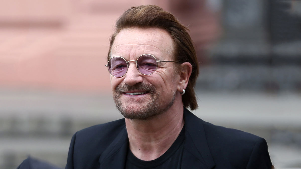 Singer Bono of Irish band U2 looks at fans as he walks out of the Casa Rosada Presidential Palace after a meeting with Argentina`s president Mauricio Macri in Buenos Aires, Argentina 9 October, 2017. Photo: Reuters