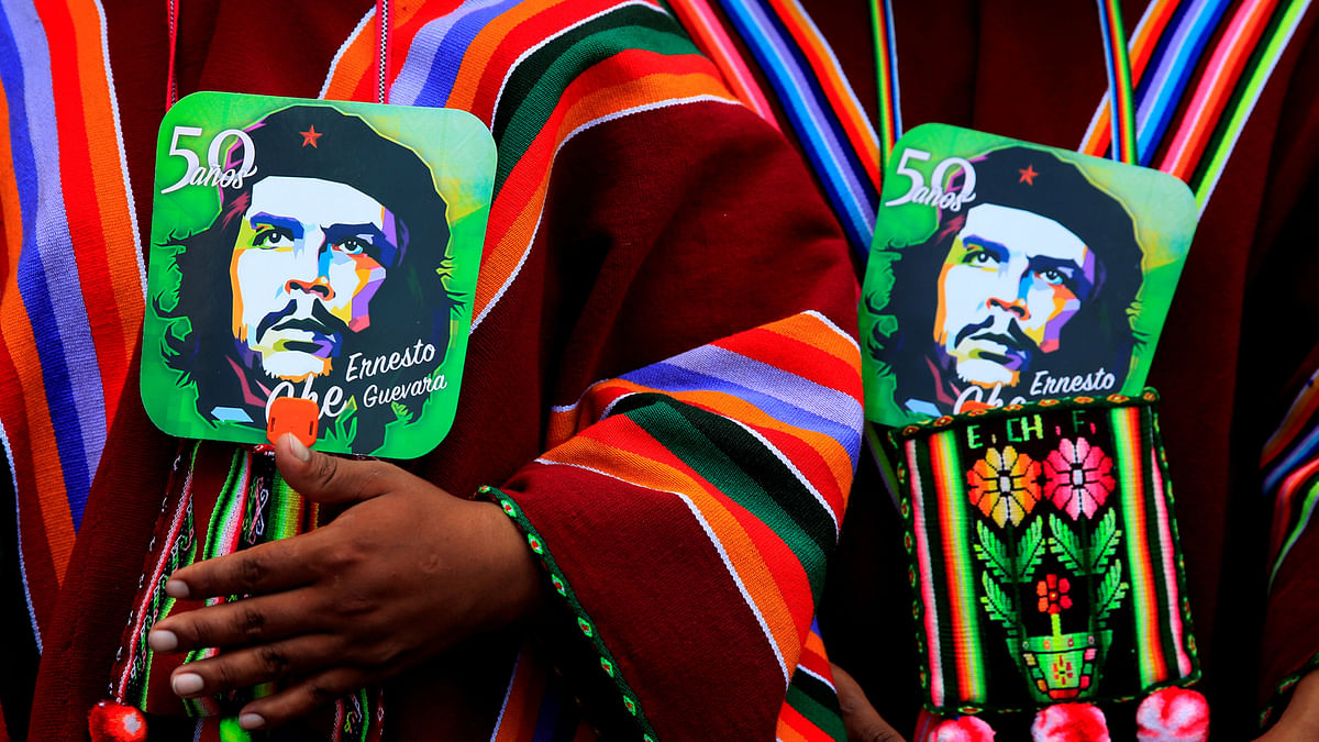 Aymara men hold images of Ernesto Che Guevara as they attend a ceremony to commemorate Che Guevara`s 50th death anniversary in Vallegrande, Santa Cruz, Bolivia, October 9, 2017. Reuters