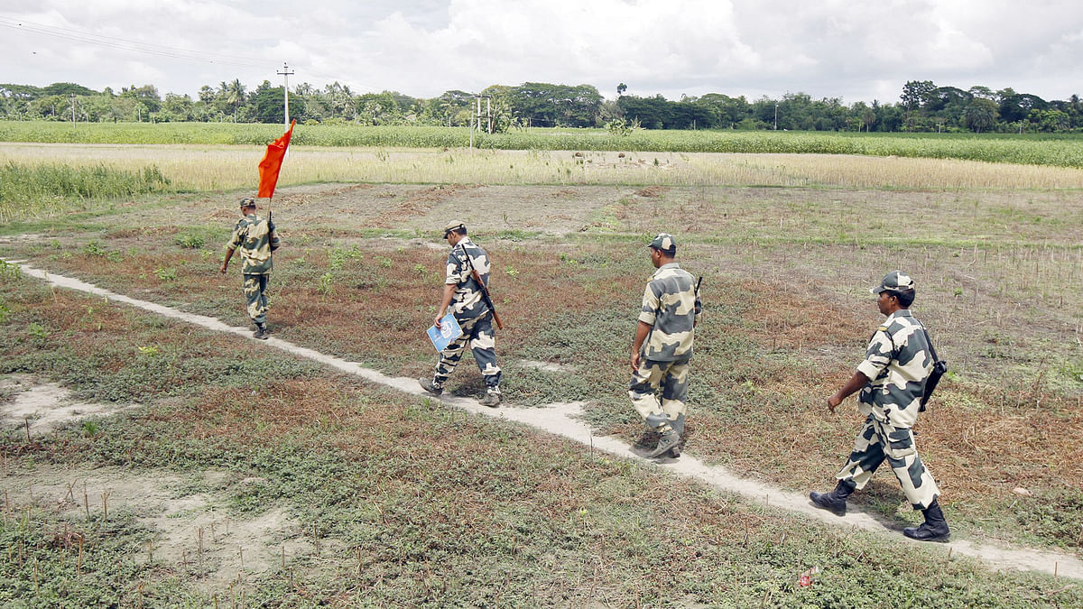 Indian Border Security Force (BSF) soldiers walk across the open border with Bangladesh to attend a flag meeting in West Bengal, India, 20 June, 2015. Photo: Reuters