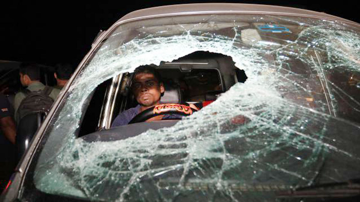 Unknown miscreants attack the vehicles of BNP chairperson Khaleda Zia’s convoy in Feni, heading towards Cox’s Bazar on Saturday afternoon. File photo