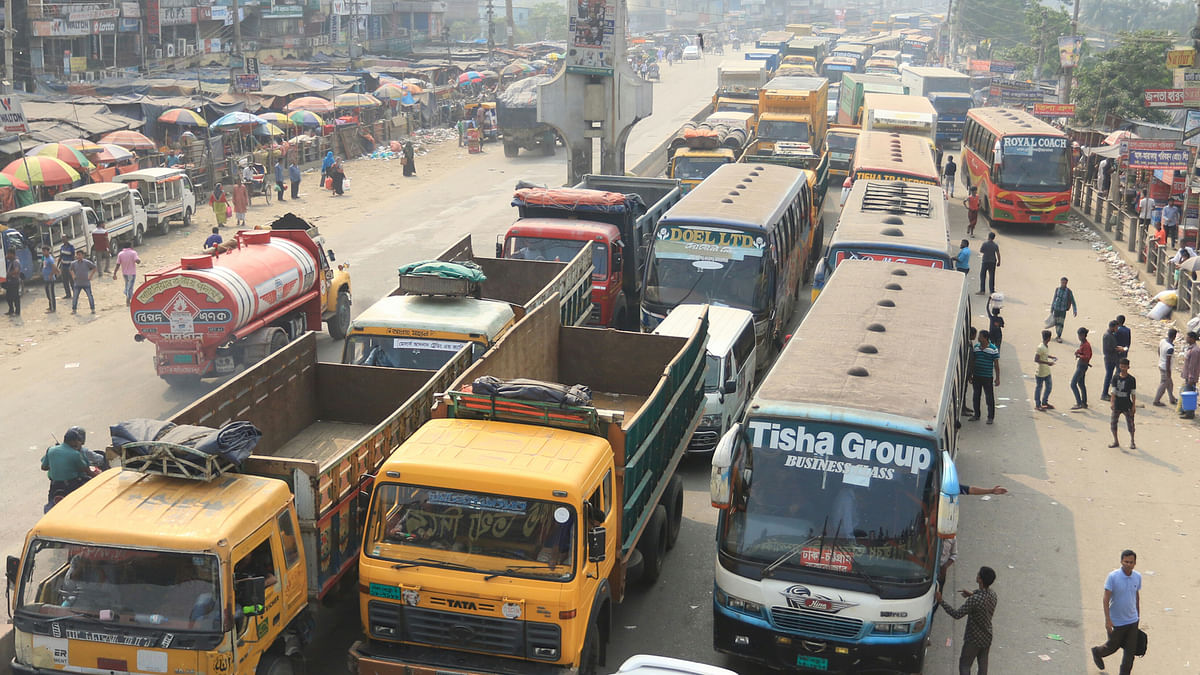 Tailback on Dhaka-Chittagong highway in Sidhhirganj, Narayanganj on 28 October 2017. Photo: Ashraful Alam