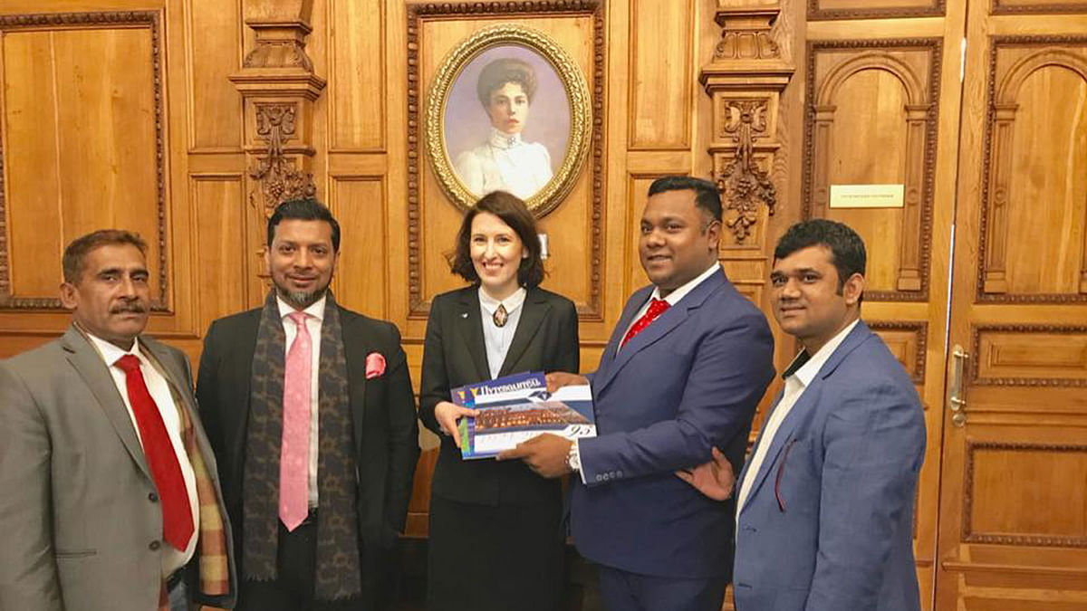 St Petersburg Chamber’s vice president Lebedeva hands over some publication documents and journals to Mehedi Hasan, chairman of Omicon, the leading publishing house in Bangladesh. CIS-BCCI president Habib Ullah Dawn is also seen in the picture. Photo: Collected/Prothom Alo